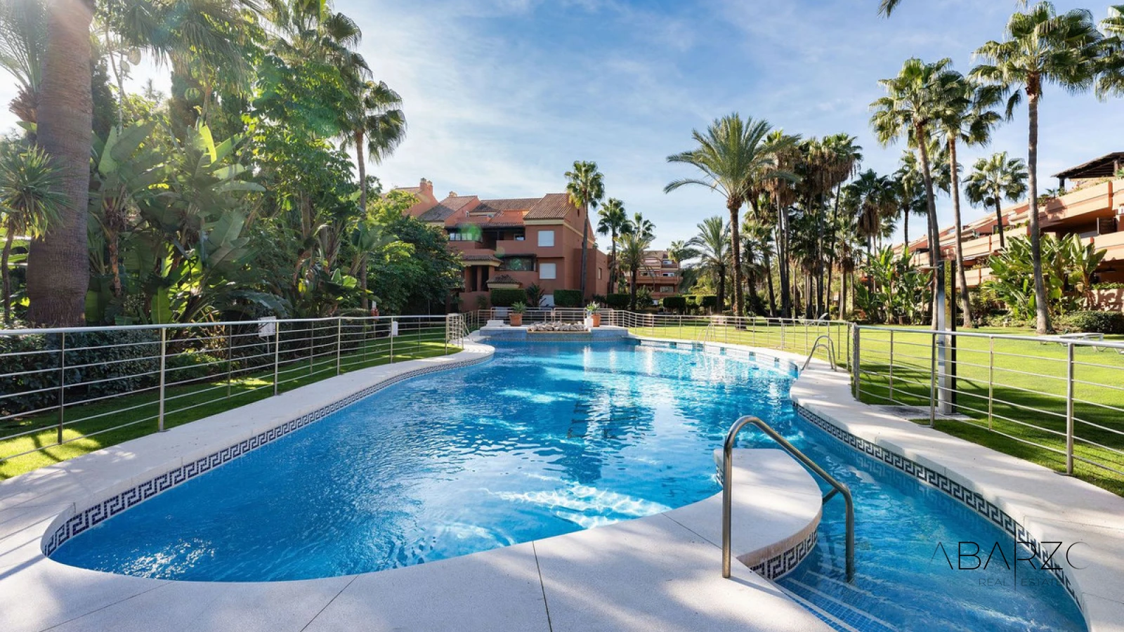 Apartamento con terraza privada y piscina en la playa de Marbella — interior, Puerto Banús, Marbella (22 of 25)
