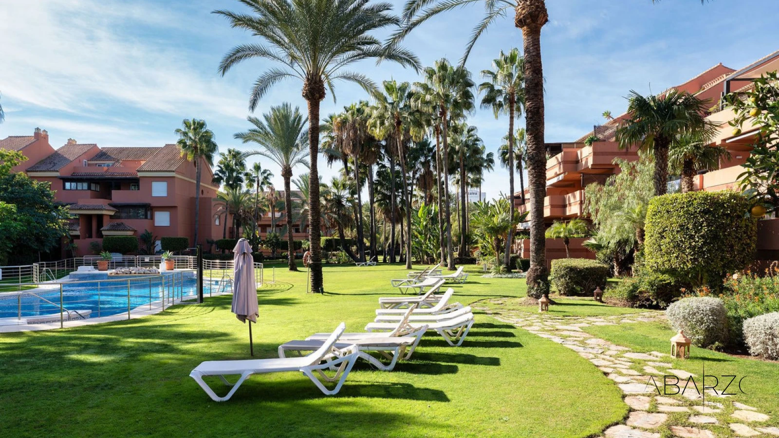 Apartamento con terraza privada y piscina en la playa de Marbella — interior, Puerto Banús, Marbella (21 of 25)