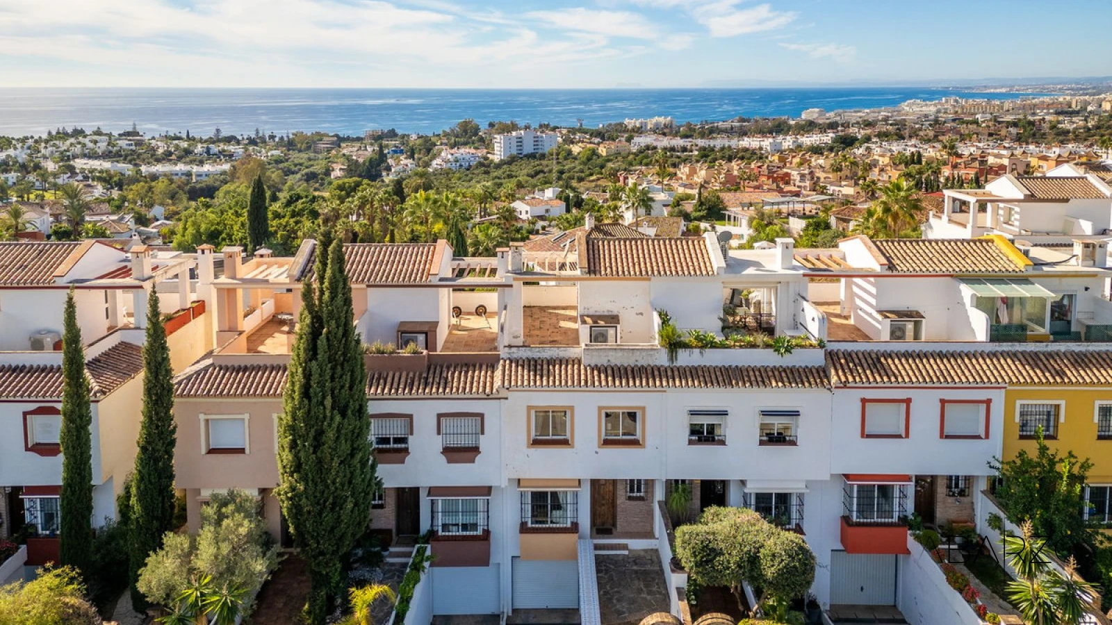 Трёхэтажный Таунхаус в Марбелье с Видом на Море и Общим Бассейном — luxury property for sale in Marbella East, Marbella