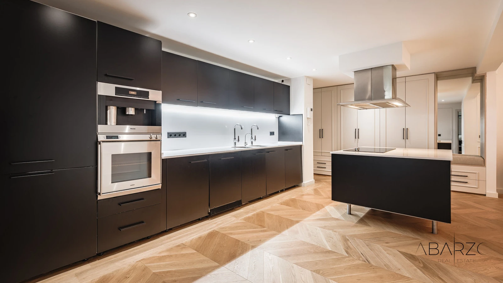 Fully renovated 3-bedroom garden apartment in Gazules del Sol, Benahavís with private terrace and pool access — interior, Los Flamingos, Benahavís (8 of 32)