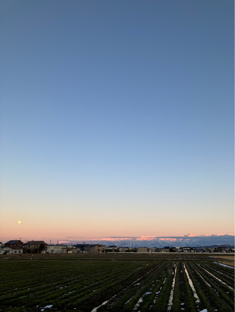 夕暮れ空と 満月と