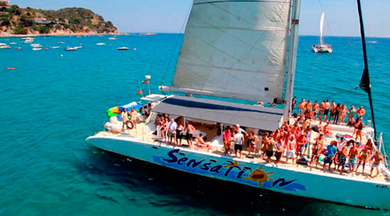 fiesta en catamarán en Barcelona