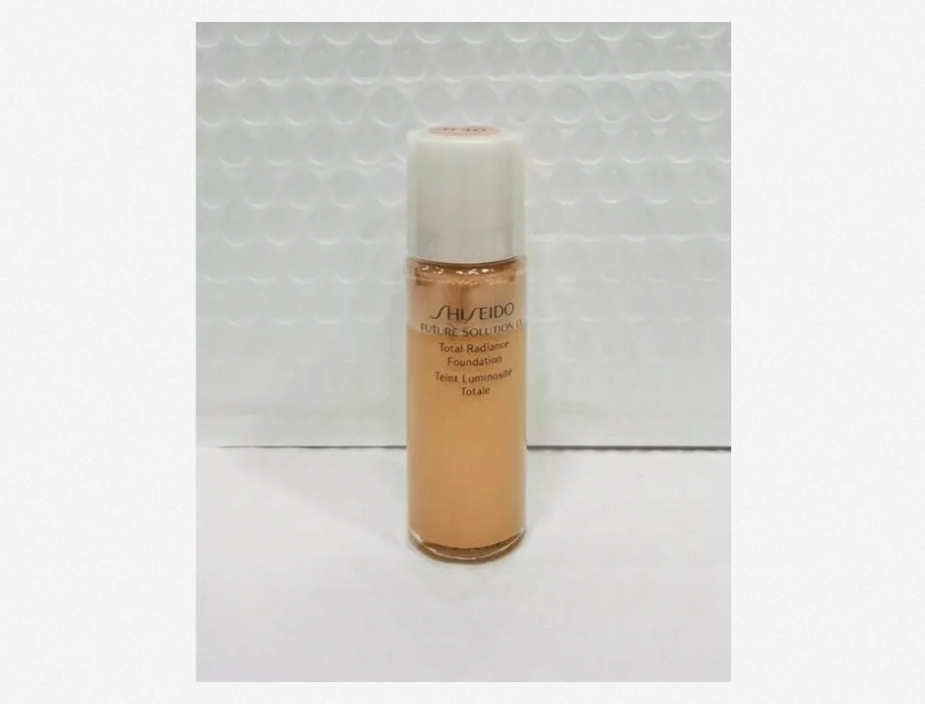 Shiseido Future Solution LX Total Radiance Foundation SPF 20 – B40, Travel Size 0.54 oz