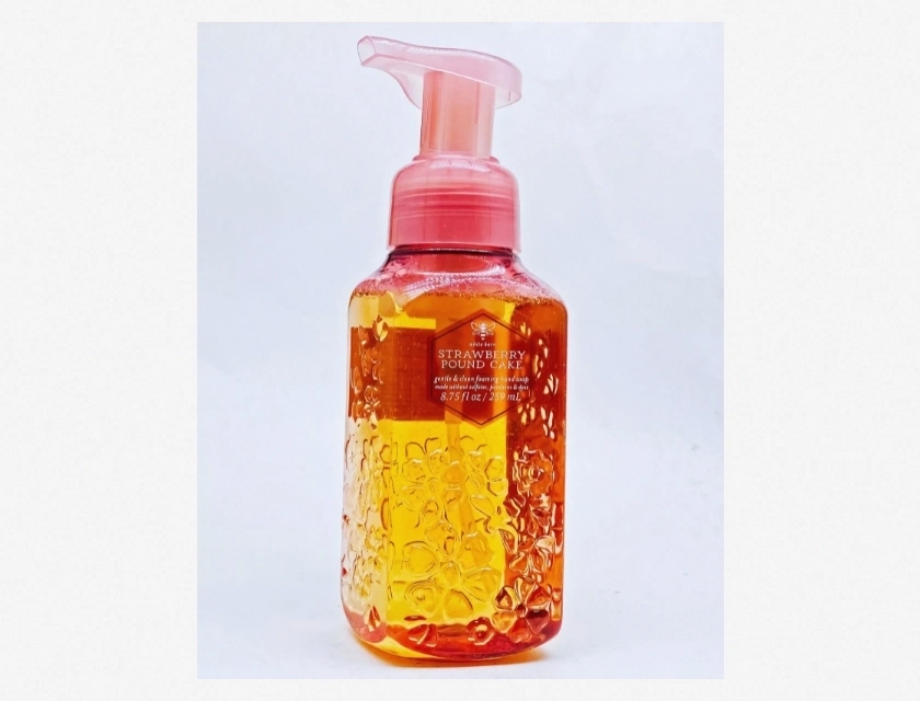 Bath & Body Works Strawberry Pound Cake Gentle Clean Foaming Hand Soap, 80.75 fl oz