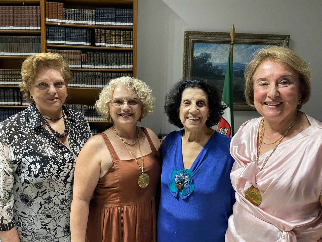 A escritora Neda Lian Branco Martins lançou seu livro de memórias intitulado MINHAS MORADAS, MEMÓRIAS DE AMOR À VIDA