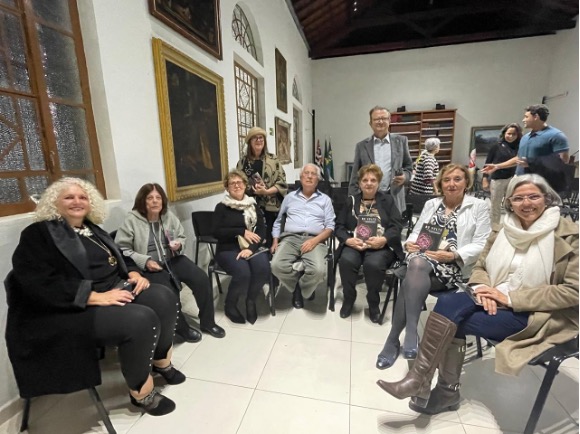 Maria Cecília Azevedo Malheiros lança seu livro 90 VOLTS