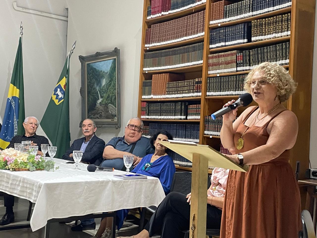 A escritora Neda Lian Branco Martins lançou seu livro de memórias intitulado MINHAS MORADAS, MEMÓRIAS DE AMOR À VIDA