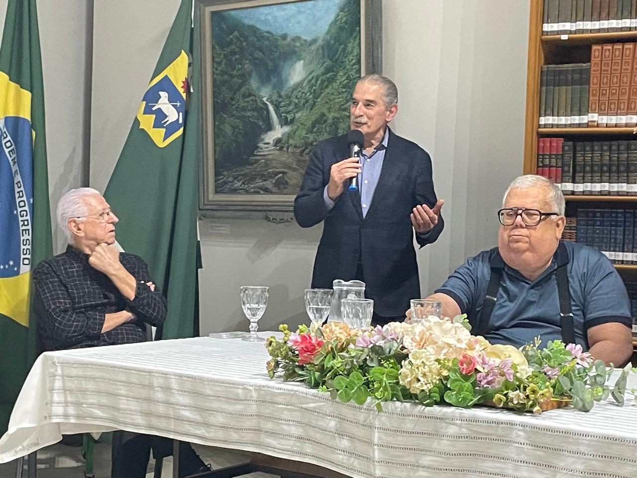 A escritora Neda Lian Branco Martins lançou seu livro de memórias intitulado MINHAS MORADAS, MEMÓRIAS DE AMOR À VIDA
