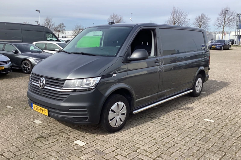 Volkswagen Transporter 2.0 TDI L2H1 28 Economy Business | Trekhaak | Cruise | Parkeersensoren | Side-Bars | 3-Persoons | Laadruimte Betimmering |