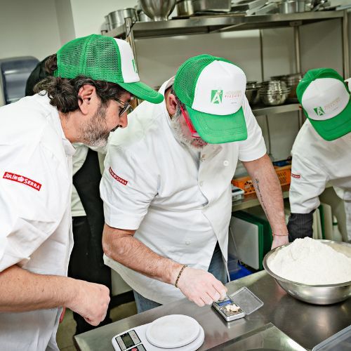 Maestros pizzaioli trabajando la masa