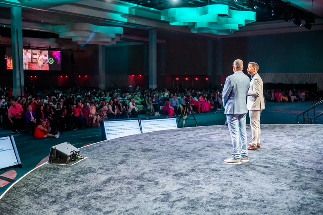 Darren and Mike Host Sold-Out “iReboot” Convention with Over 2,000 Entrepreneurs in Attendance