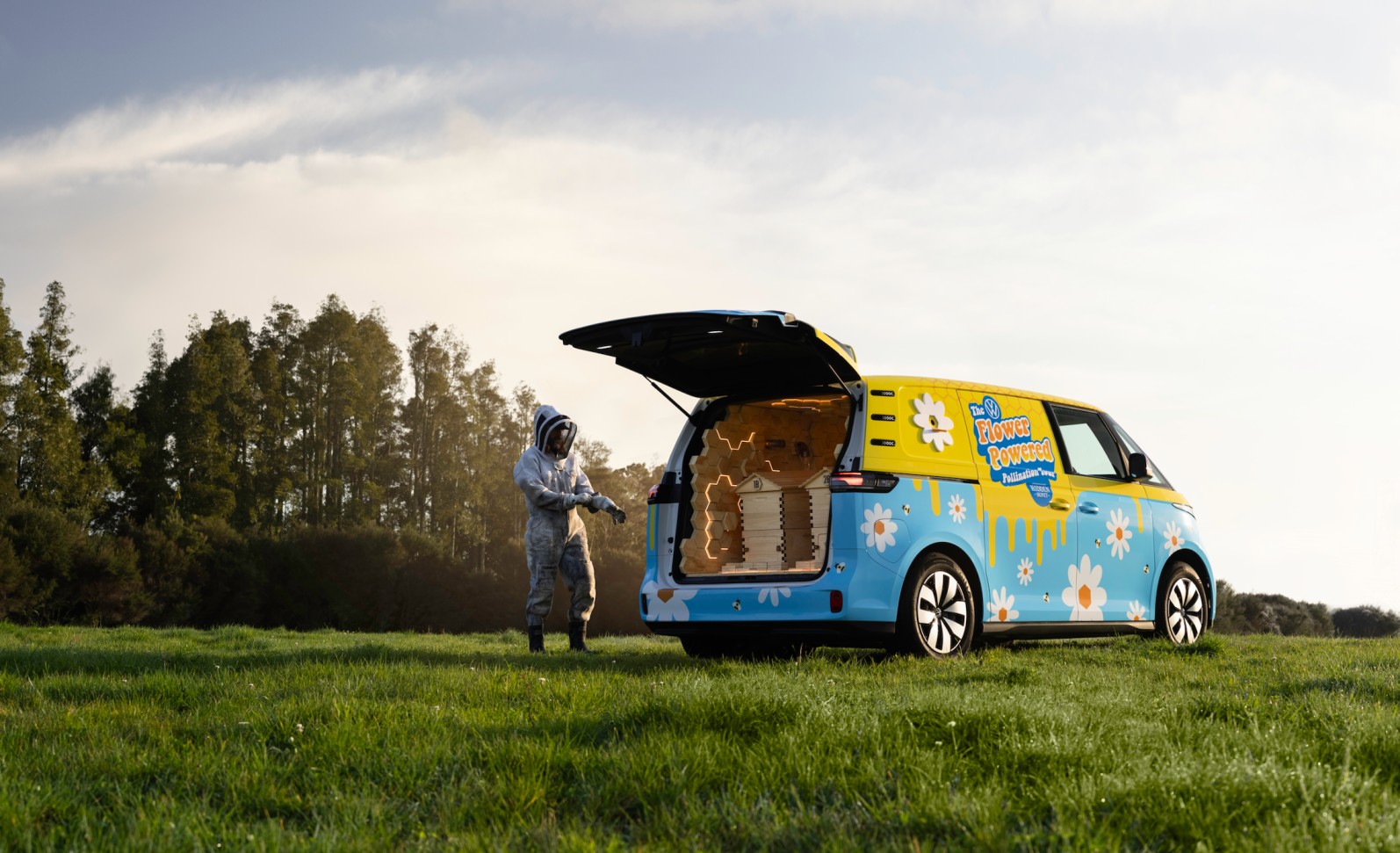 120,000 Bees Bring the Flower Power in New Zealand's First Mobile Hive