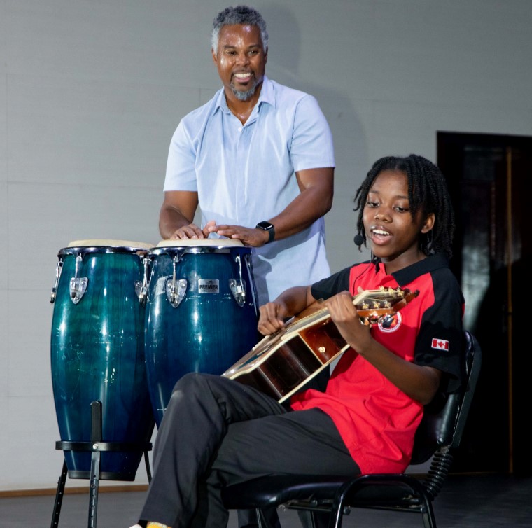 World-Renowned Artist DeWitt Fleming Jr. Visits With Students at Maple Bear Angola