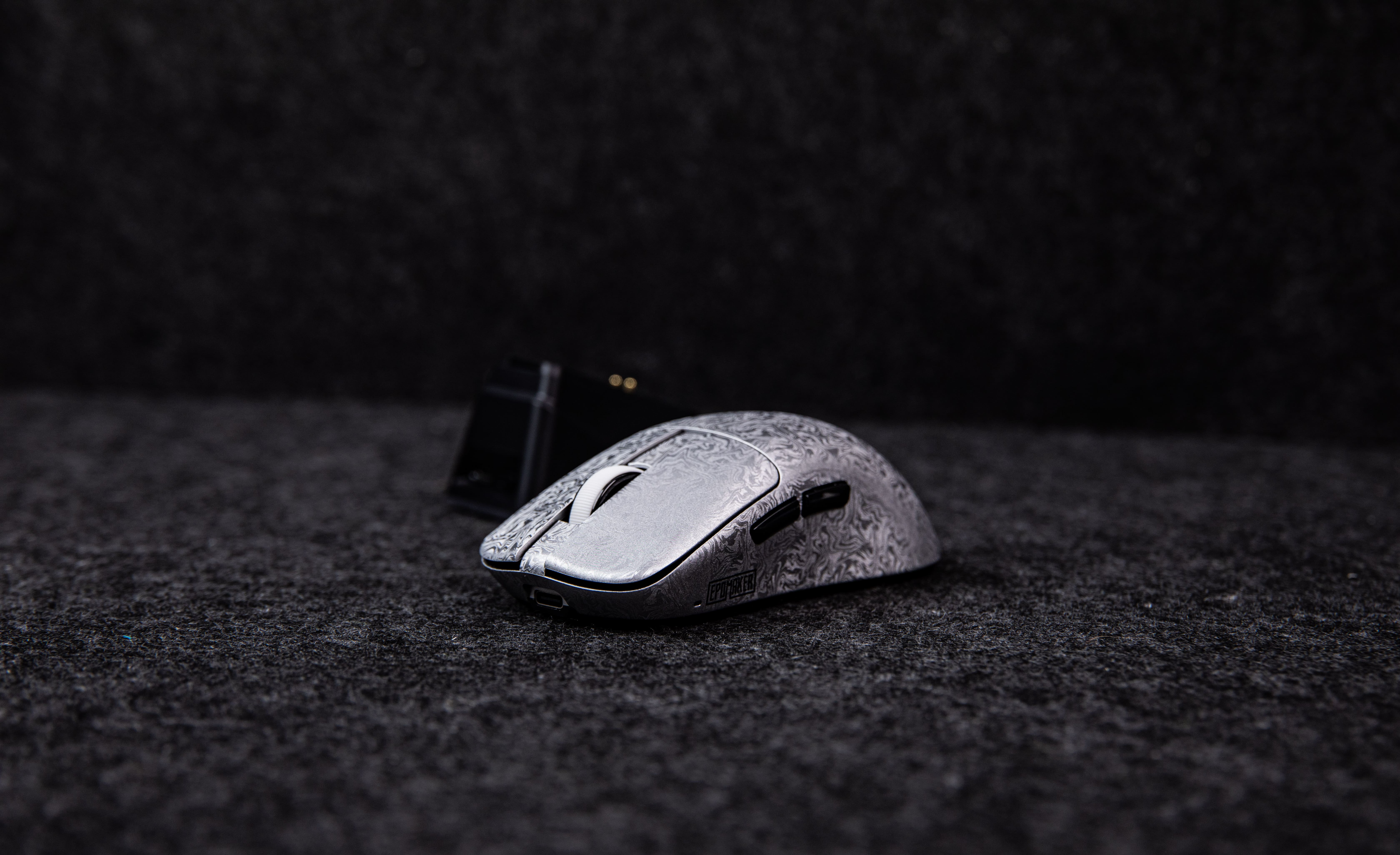 Epomaker EM3: Lightweight Gaming Performance with Carbon-Fiber Composite and Magnetic Charging