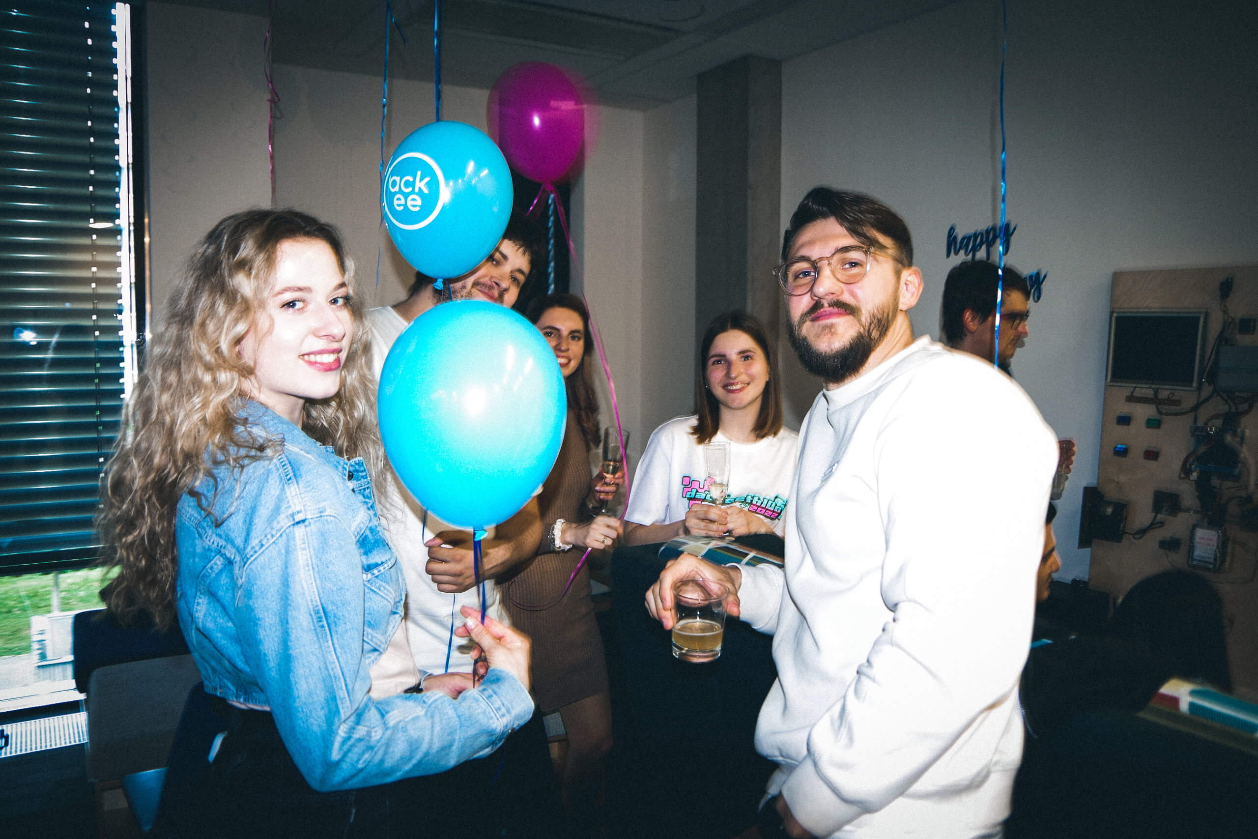 lidi z Ackee s balonky na Dackeeth10n zahajovací party