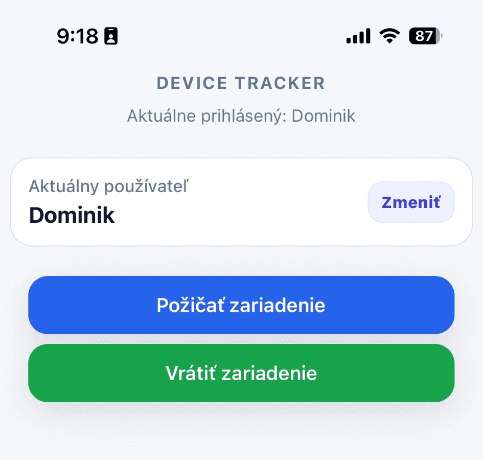 Home screen interní aplikace Device Tracker s jménem přihlášeného uživatele a tla čítky pro půjčení a vrácení zařízení