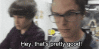 Reakční gif dvou lidí s titulkem Hey, that's pretty good – benefity Swiftu pro Android znějí lákavě