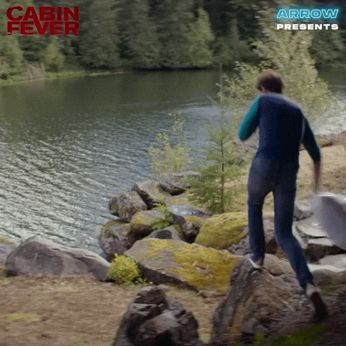 Gif z filmu Cabin Fever: muž u jezera zahazuje kámen do vody