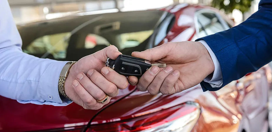 Customer handing over keys to the dealership