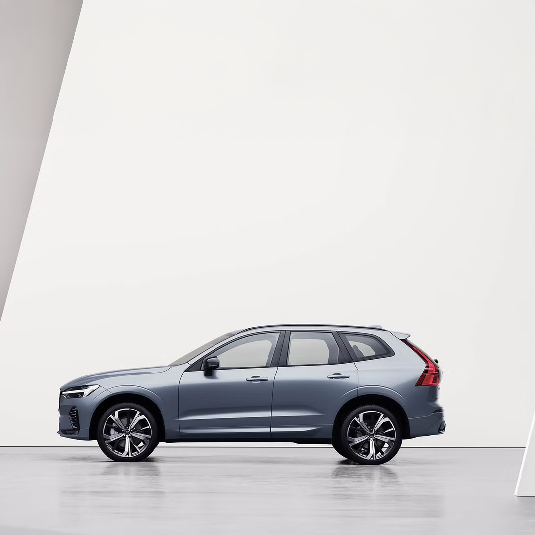 A side view of the XC90 7-seater mild hybrid SUV.