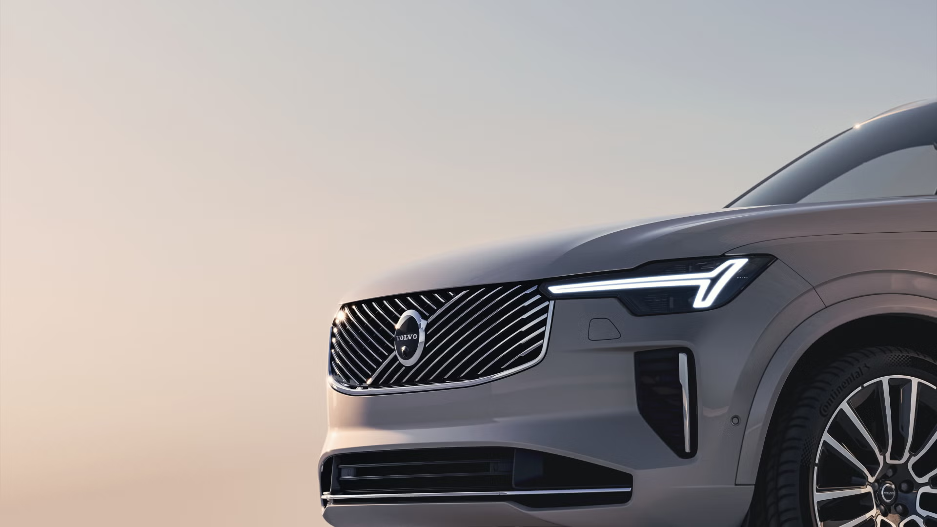A front view of the XC90 7-seater grill.