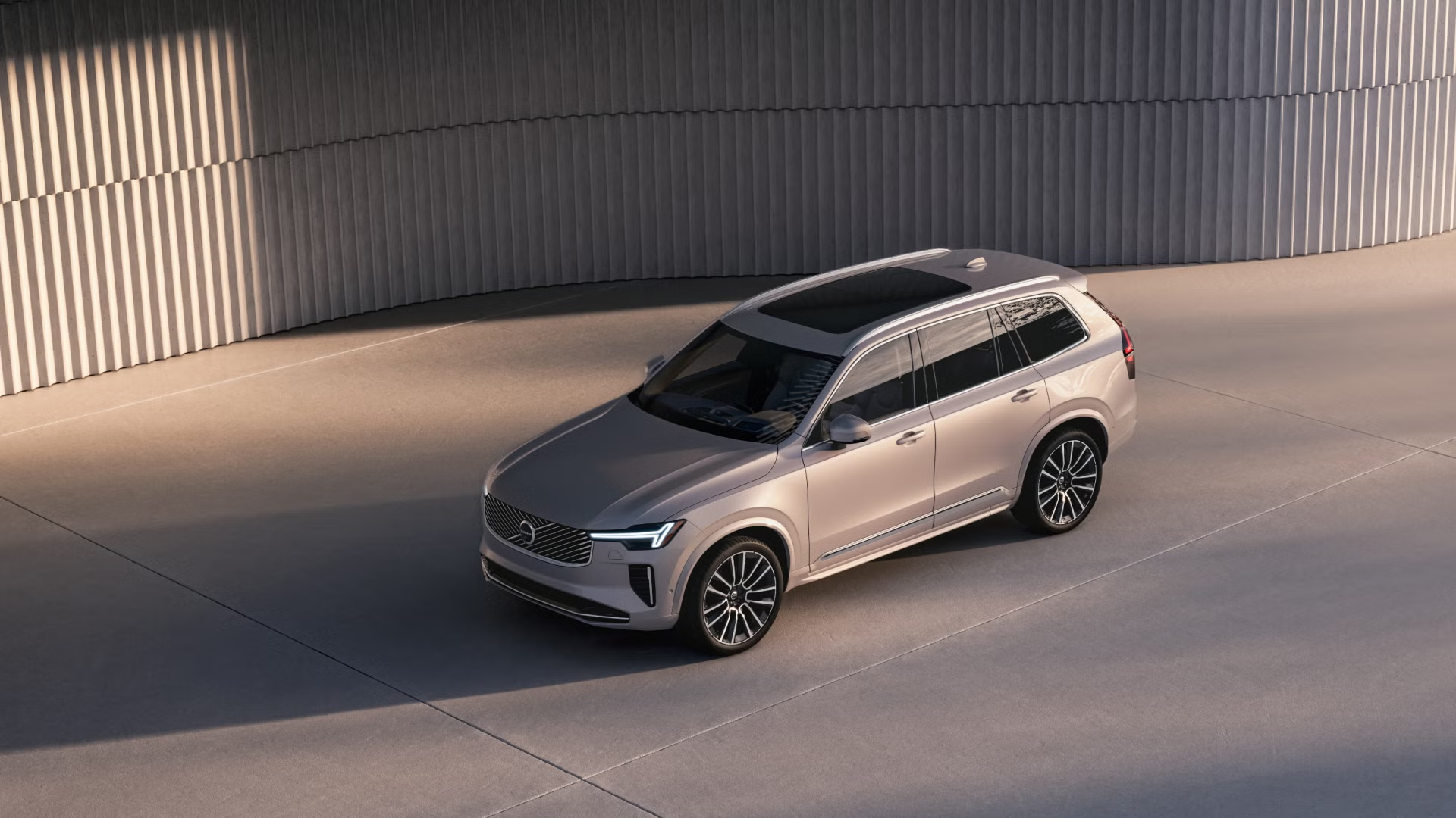 A side view of the XC90 7-seater mild hybrid SUV.