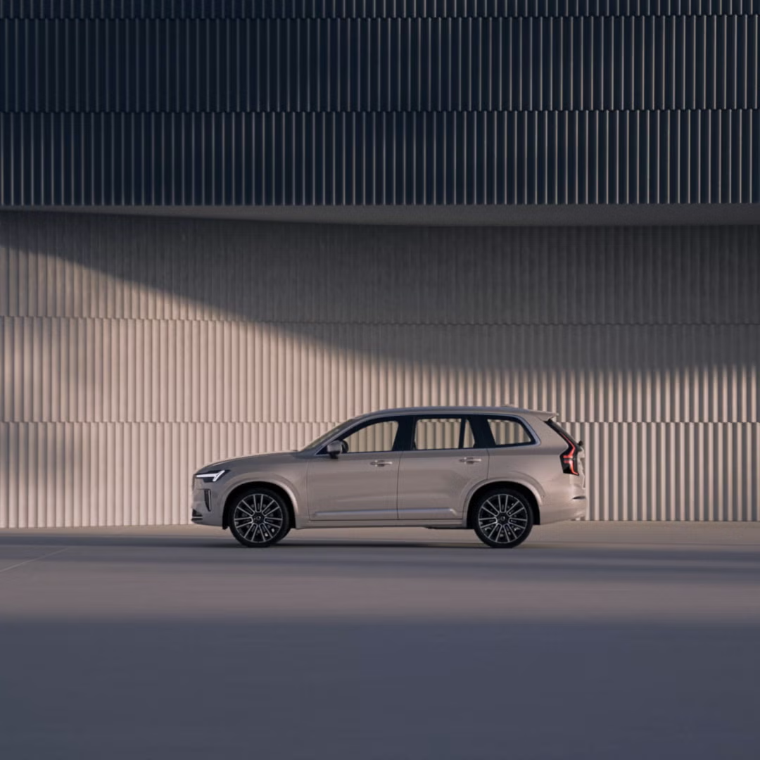 A side view of the XC90 7-seater mild hybrid SUV.