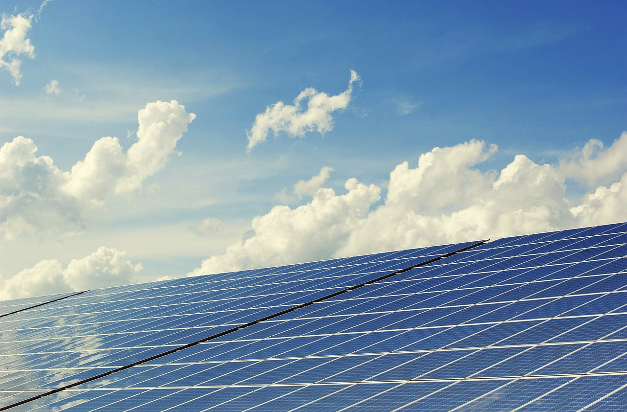 L’impact environnemental des panneaux solaires : une solution vraiment verte ?