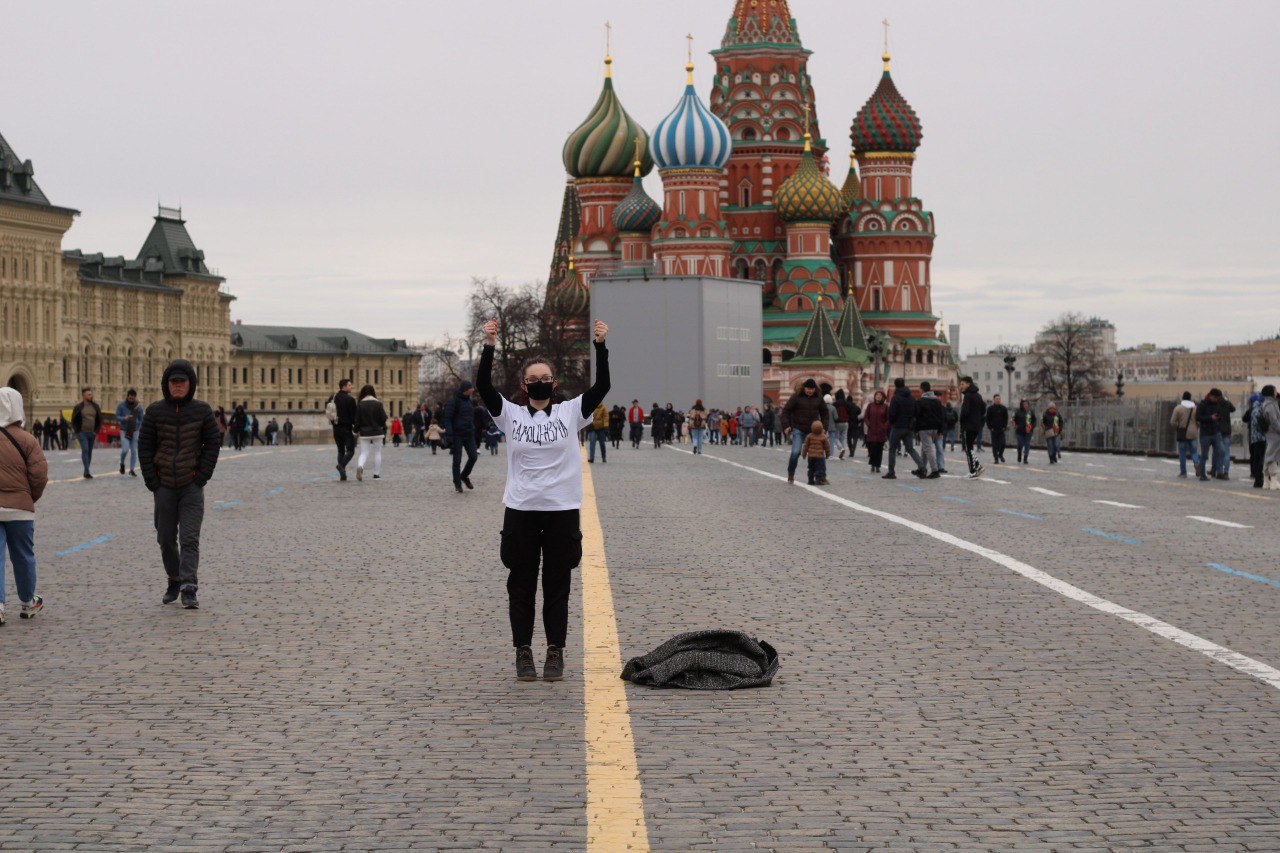 Есть ли на красной площади. Красная площадь Москва сейчас. Красная площадь митинг сегодня Москва. Митинг на красной площади сейчас. Девушка с плакатом на красной площади.