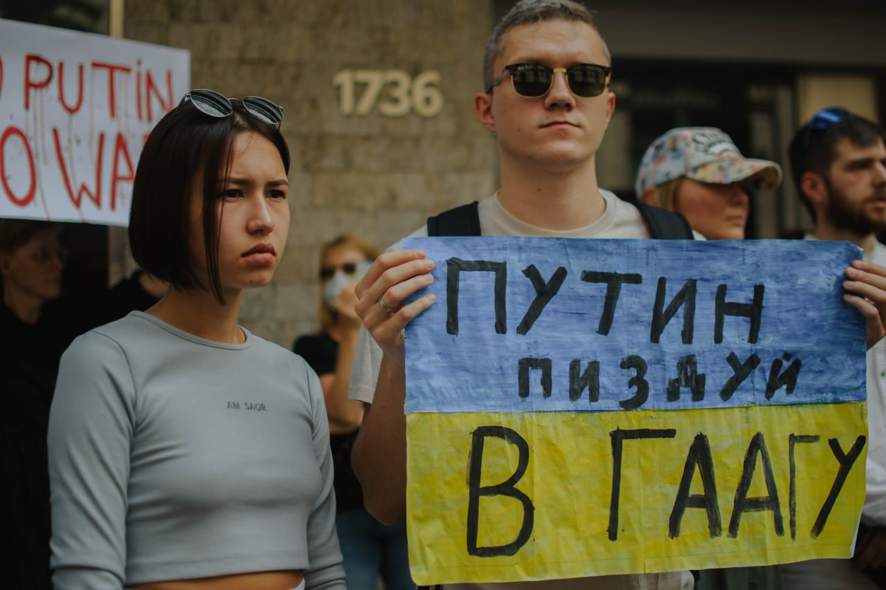 Митинг с плакатами. Фото агрессии против России. Аргентина против России или нет. Русский митинг плакат против.