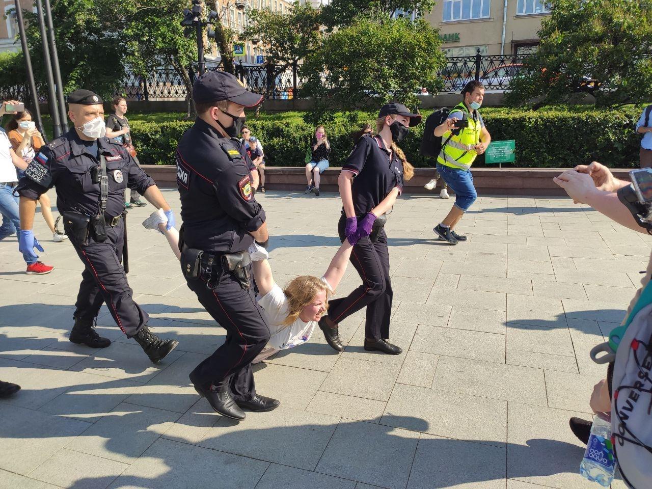 27 30 июня. Полиция арестовала девочек. Девушка полицейский арестовывает.