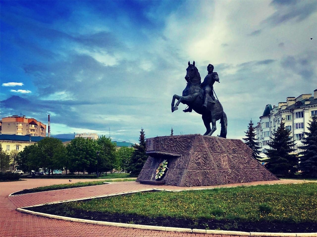 Размер орла город. Город Орел памятник Ермолову.