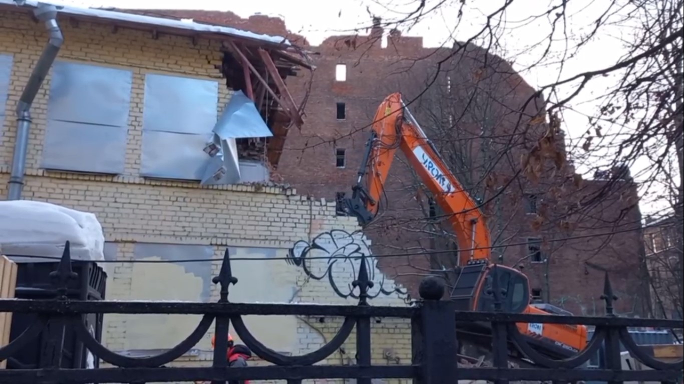 В Петербурге начался снос детского сада у Дома Басевича