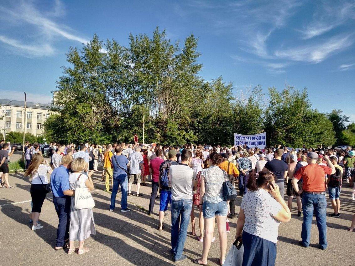 Митинг в чите. Люди в Чите фото. Шаманы на площади в центре города.