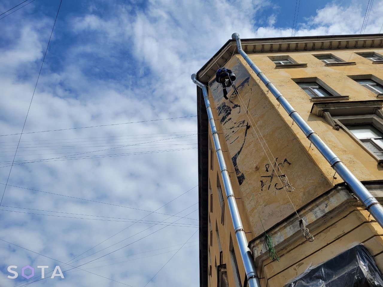 В Петербурге закрасили портрет Даниила Хармса