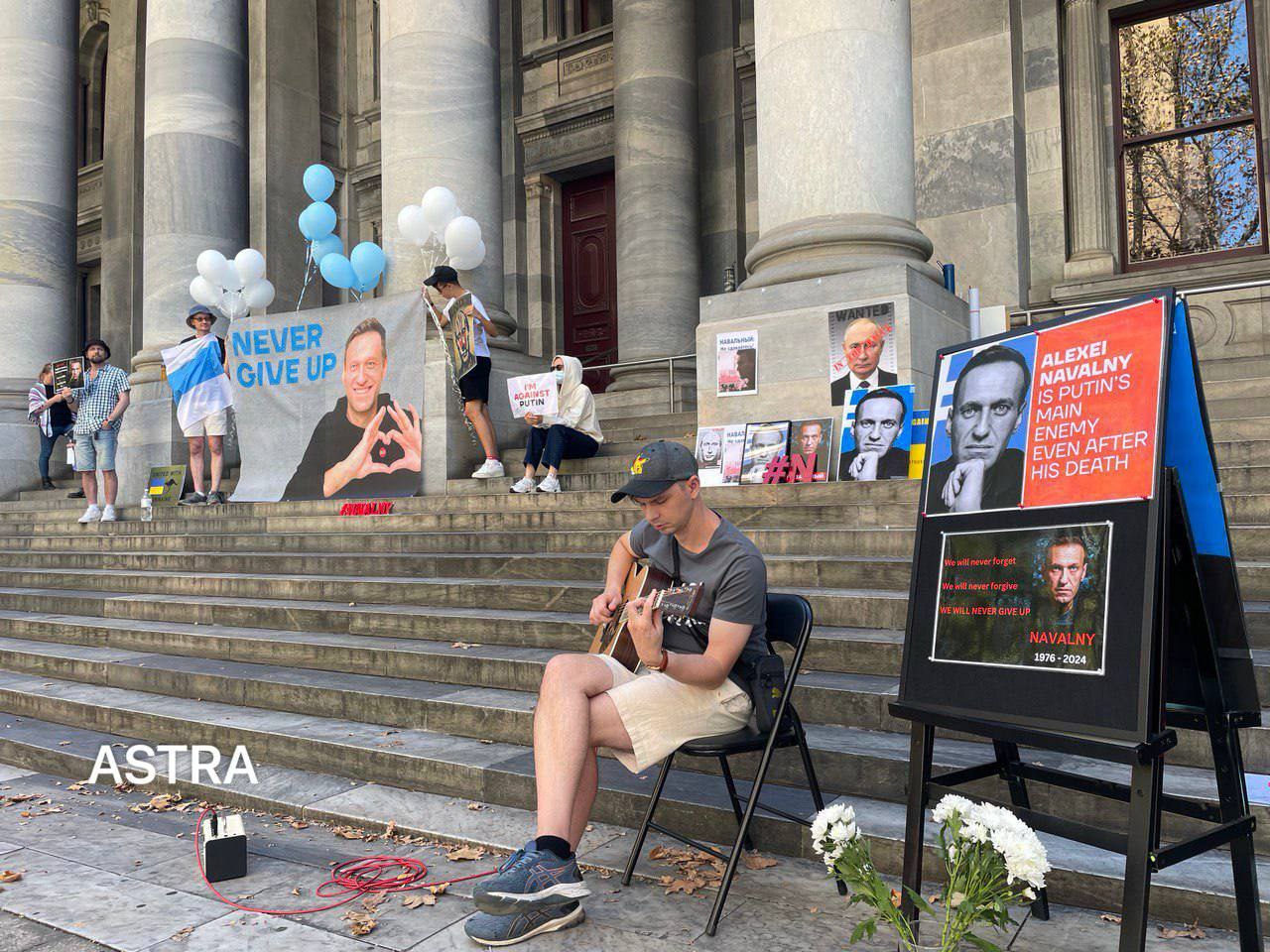 Полдень против Путина» за границей