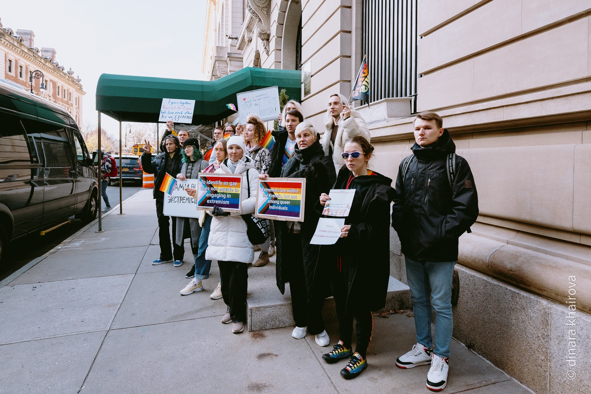 У консульства РФ в Нью-Йорке прошла акция против запрета ЛГБТ