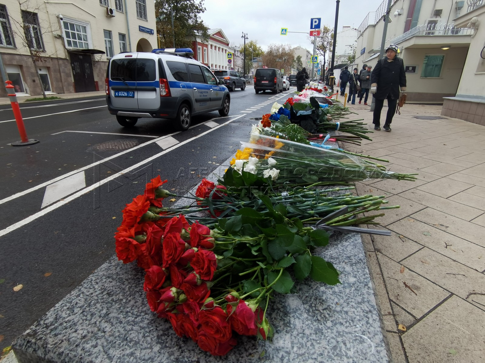 Москвичи несут цветы к посольству Израиля