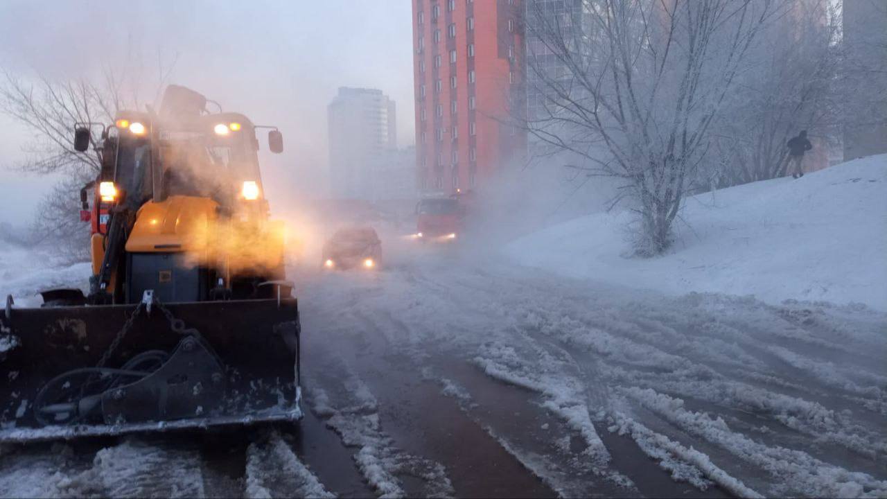 В Кемерово машины примёрзли к дороге после прорыва трубы