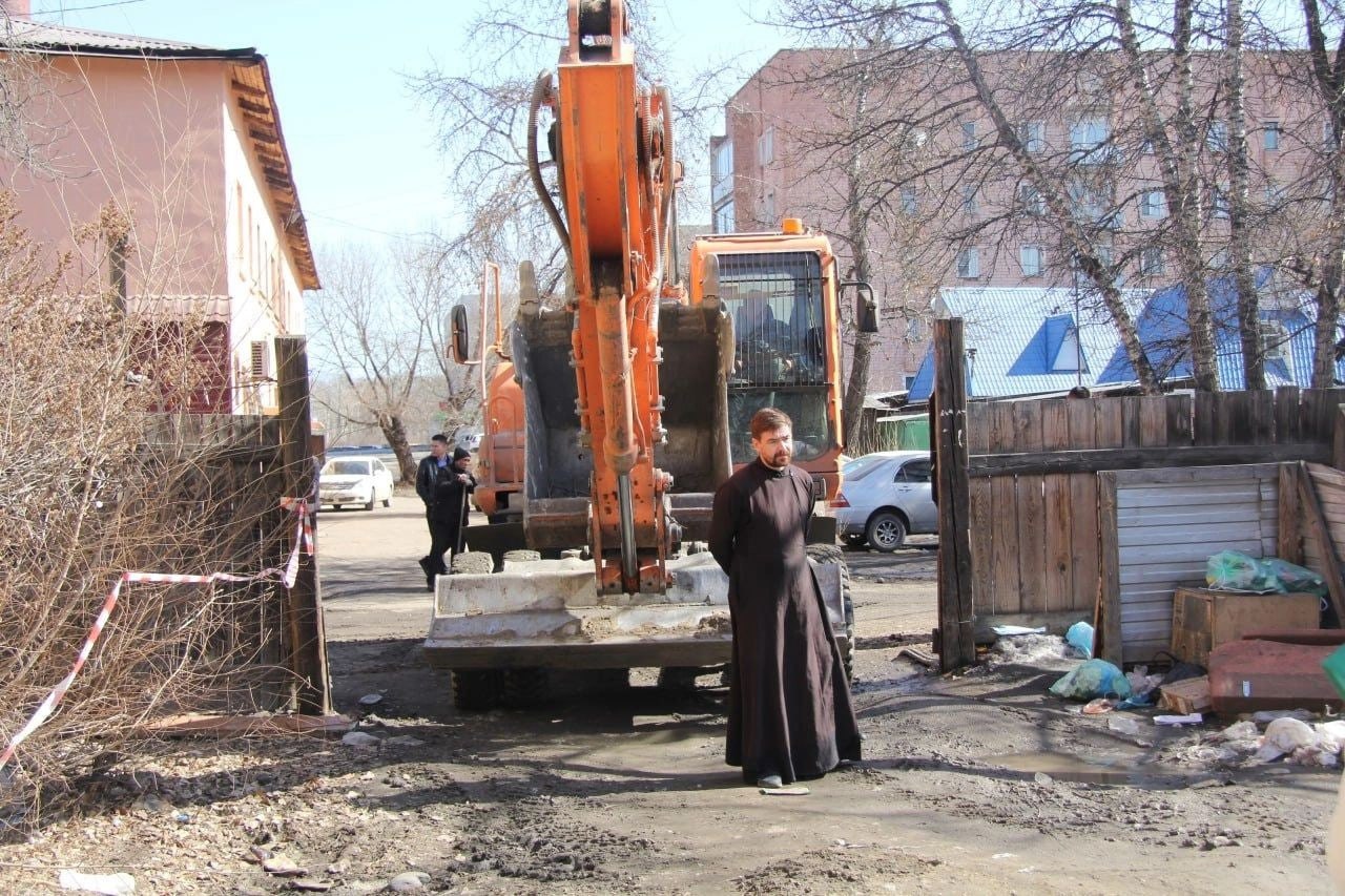 Благодаря священнику пенсионерку переселили из аварийного дома