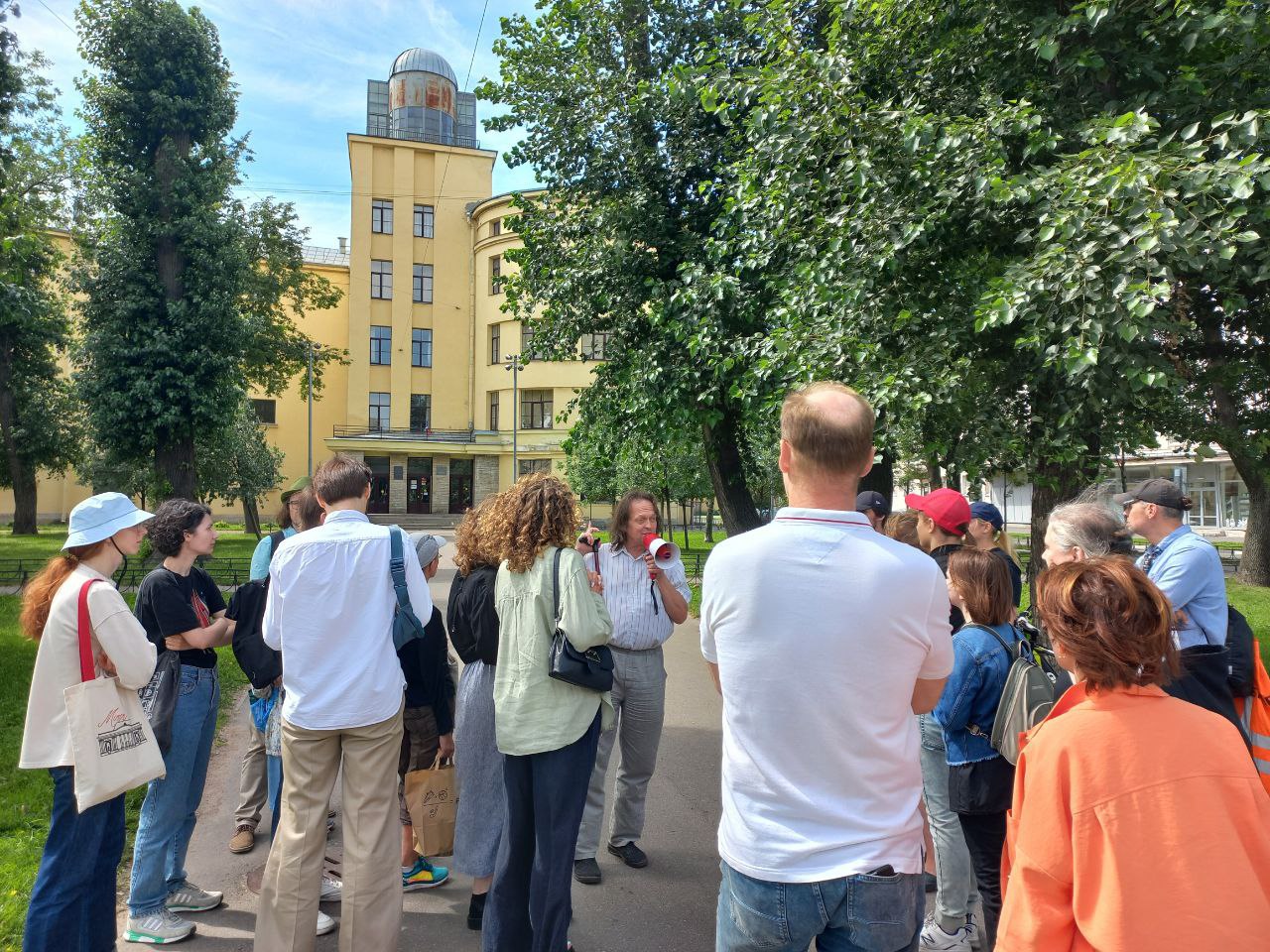 В Петербурге прошла градозащитная прогулка на Нарвской заставе