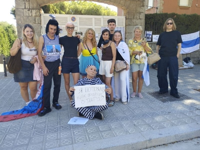«Как пройти в Гаагу?»: акция «Полдень против войны» прошла у консульства РФ в Барселоне