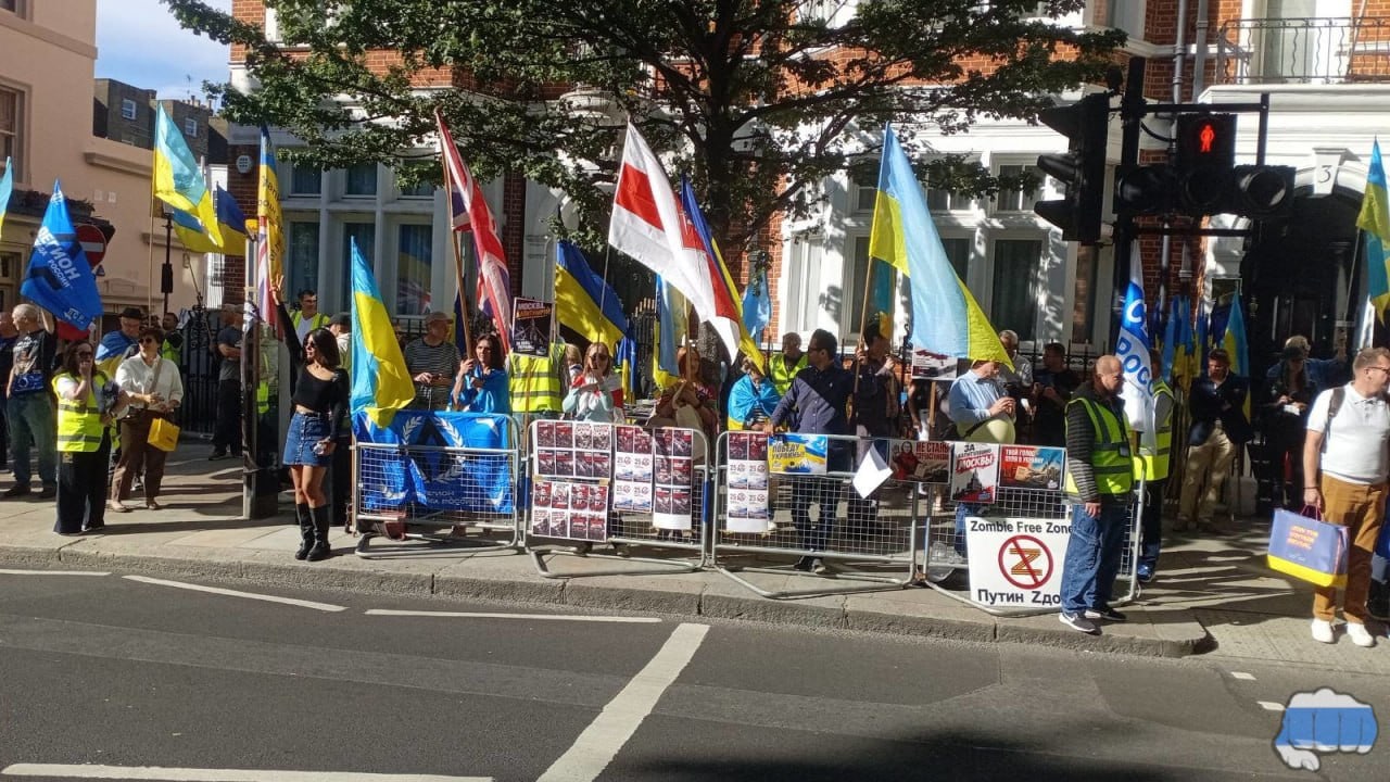 Движение «Свобода России» провело антипутинские акции в Европе