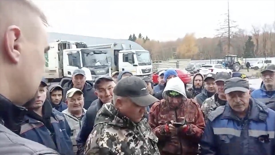 Водители мусоровозов отказались выходить на маршруты из-за сокращения зарплат в Подмосковье