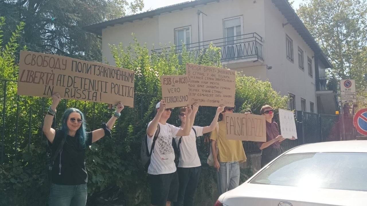 Протестная акция у российского консульства в Милане