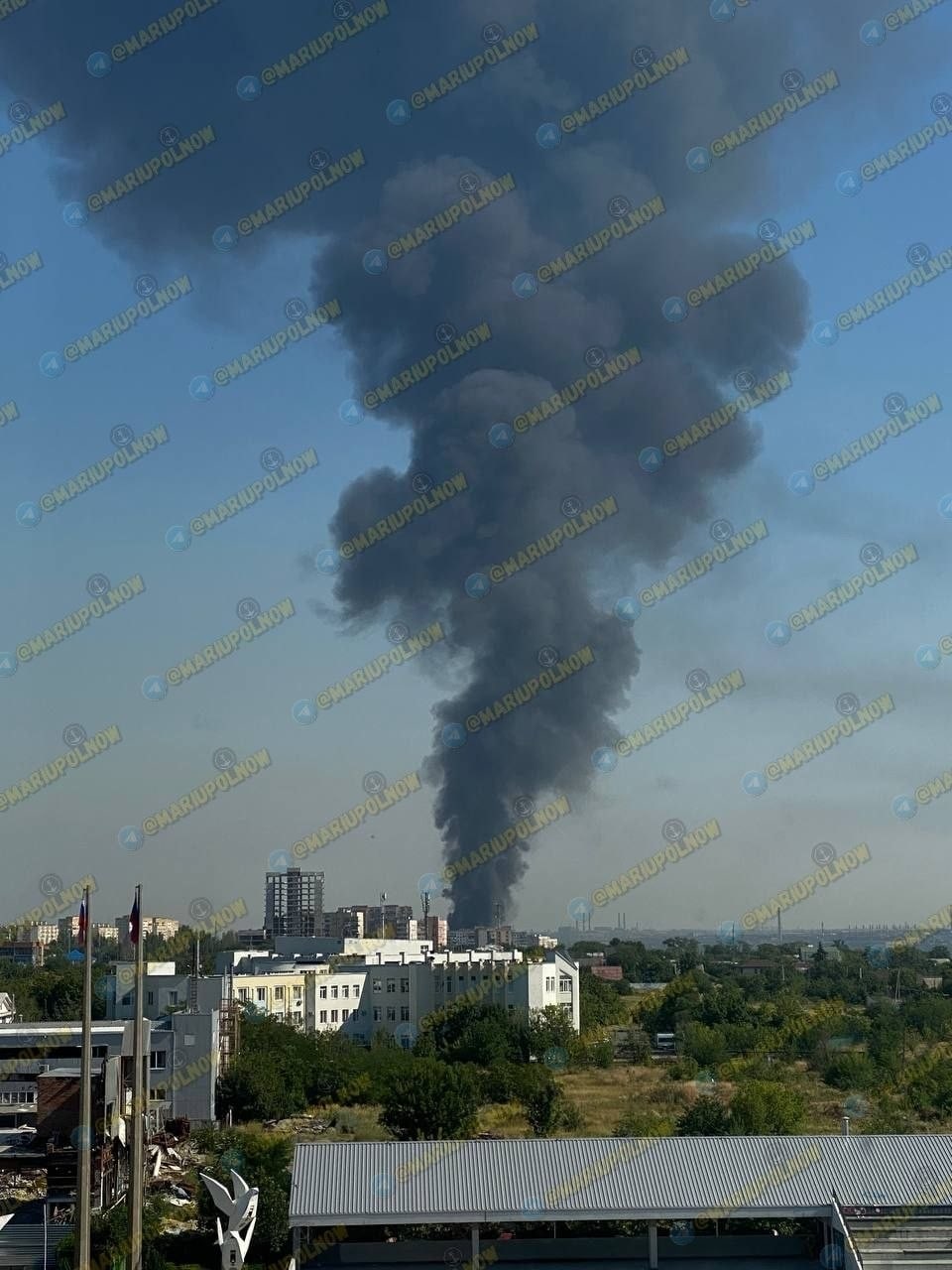 Пожар охватил предположительно топливный склад в оккупированном Мариуполе