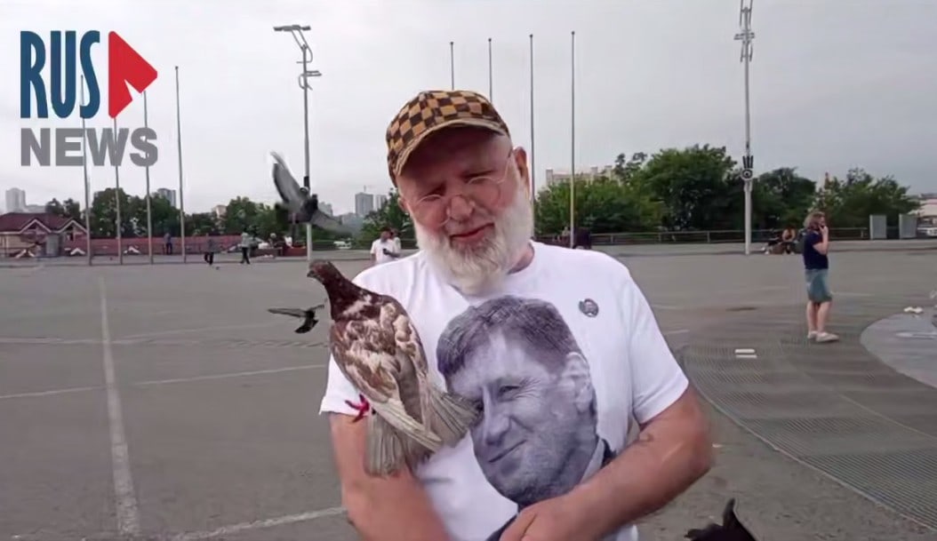 Активист «покормил голубей» в поддержку Сергея Фургала