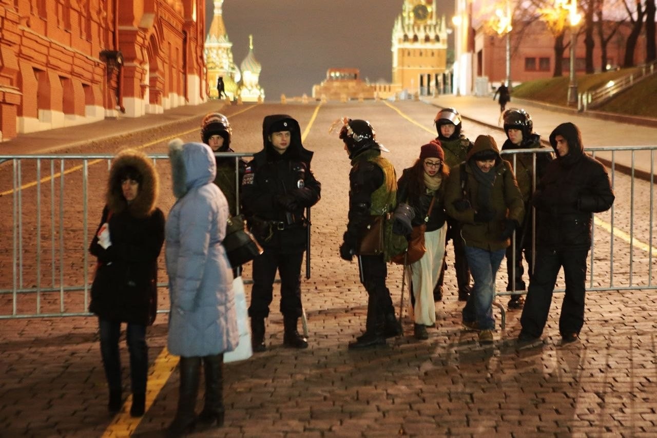Силовики третий день преследуют москвичку за значок
