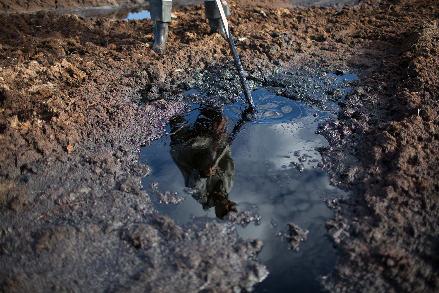 Связанная вода в почве. Загрязнение почвы. Загрязнение почвы нефтью и нефтепродуктами. Нефтяное загрязнение почвы. Загрязнение земель нефтью.