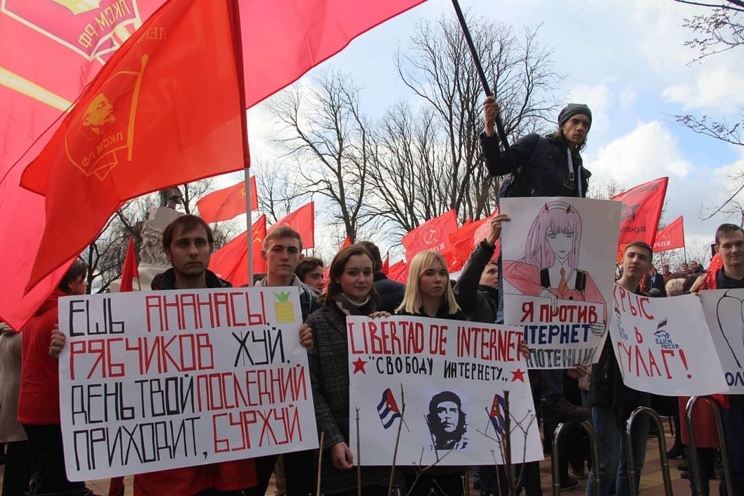 Когда будет митинг против. Митинги против власти. Против власти. Человек с транспарантом.